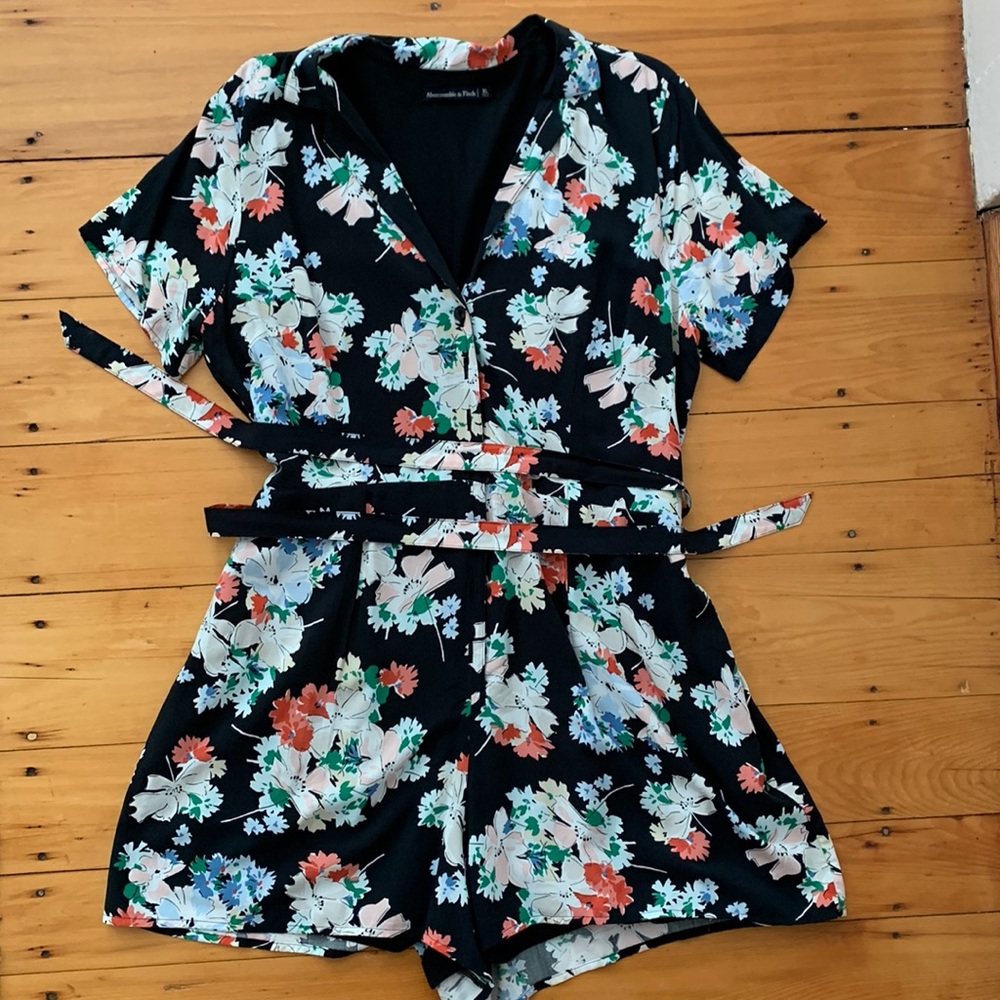 NWOT Abercrombie Floral Tie-Front Romper